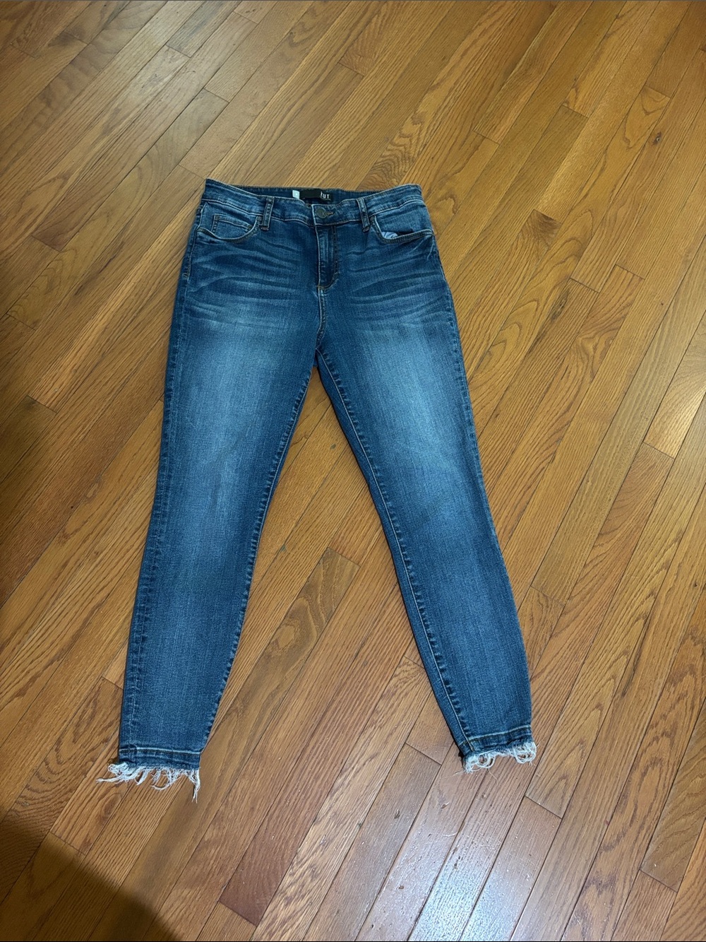 Kut from the Kloth Medium Donna Blue Skinny Jeans with Frayed Hem. Size 8